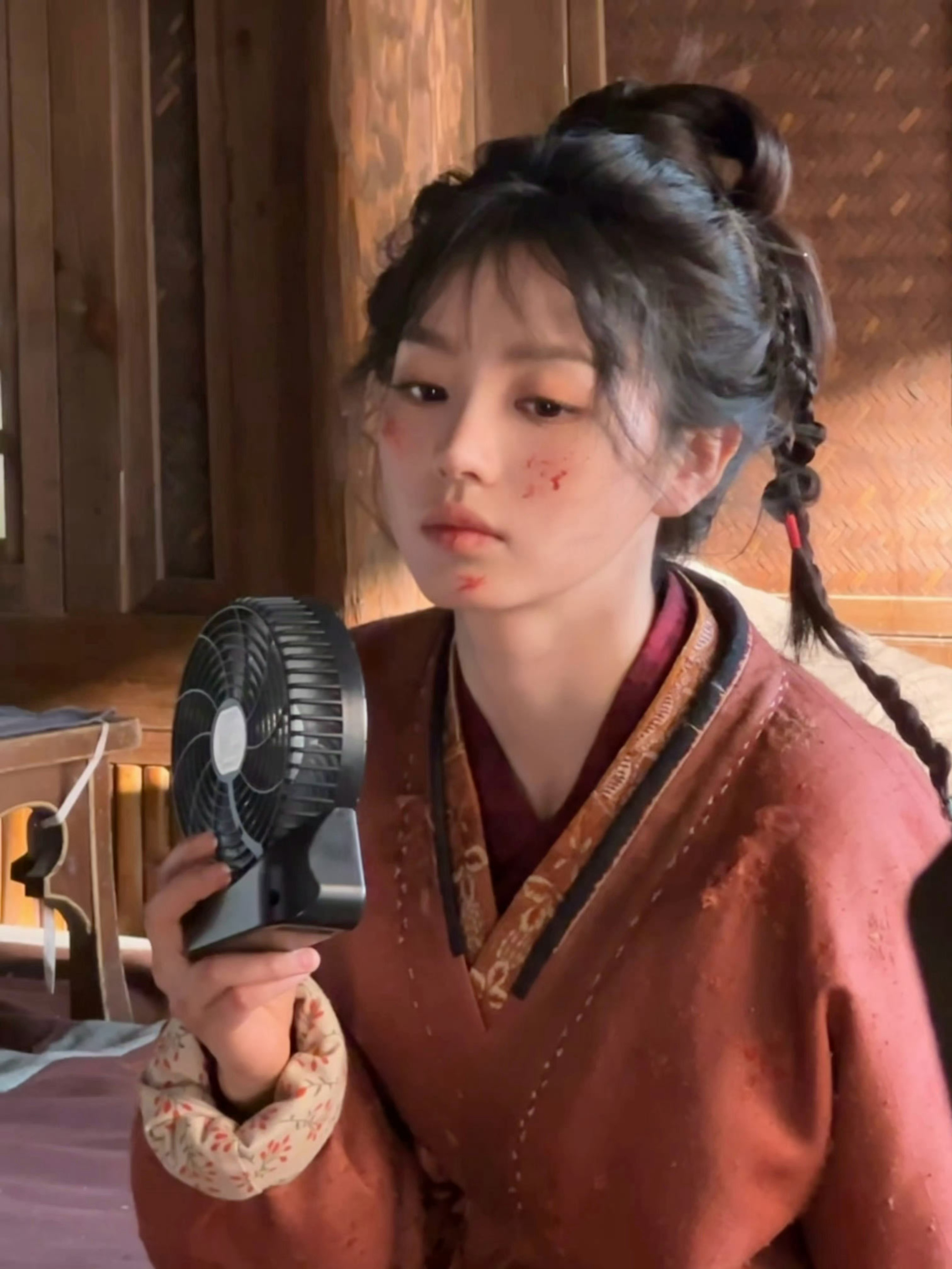 田曦薇cos小花猫樊长玉受伤版 田曦薇cos小花猫，受伤的樊长玉让人好心疼啊