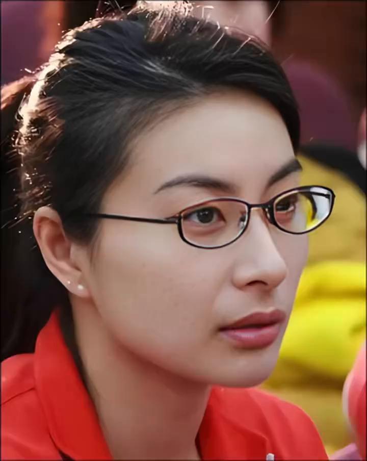 她的美让人失神，恰似晨曦里将开未开的花，露珠在瓣上轻颤，笑时眼角弯出浅浅的弧，那