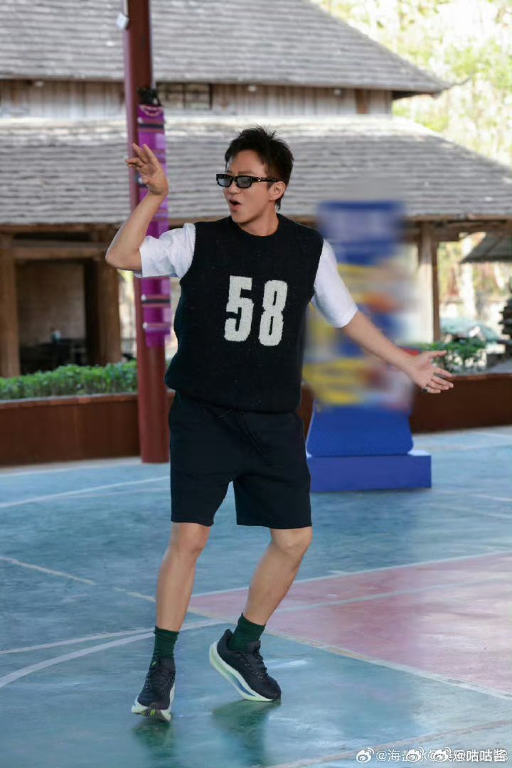 邓超问要不要发福利邓超问五哈有什么要调整的 邓超问我们要不要发福利，有什么调整的