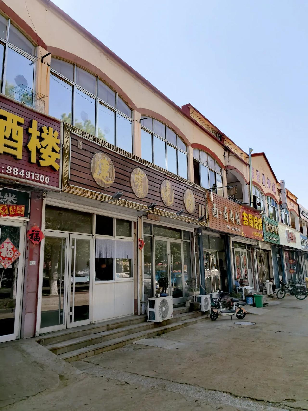 一说到青岛你们会想到什么?莱西老肆悬旌数十载，日炙豚脂香溢衢。戌初釜沸脂凝玉，亥