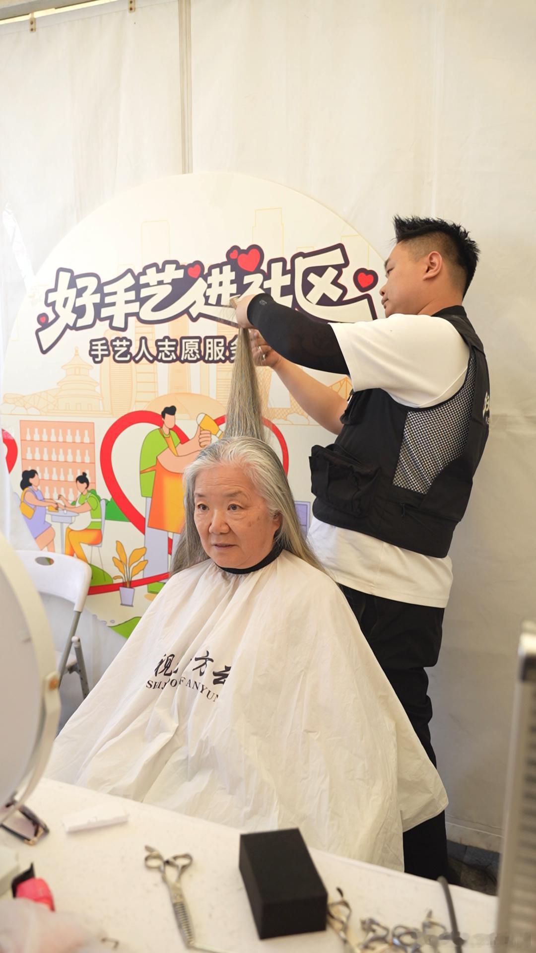 被北京大妈严选的宝藏手艺人回龙观免费理发摊收到最可爱的报酬🤍北京大妈太通透！满