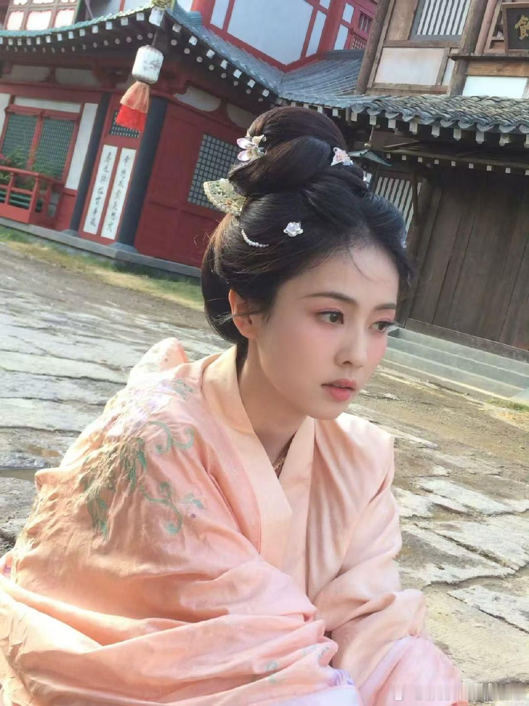 白鹿白露请剧组喝奶茶白鹿白露请客人美心善的叶璃宝宝又请客啦 ​​​
