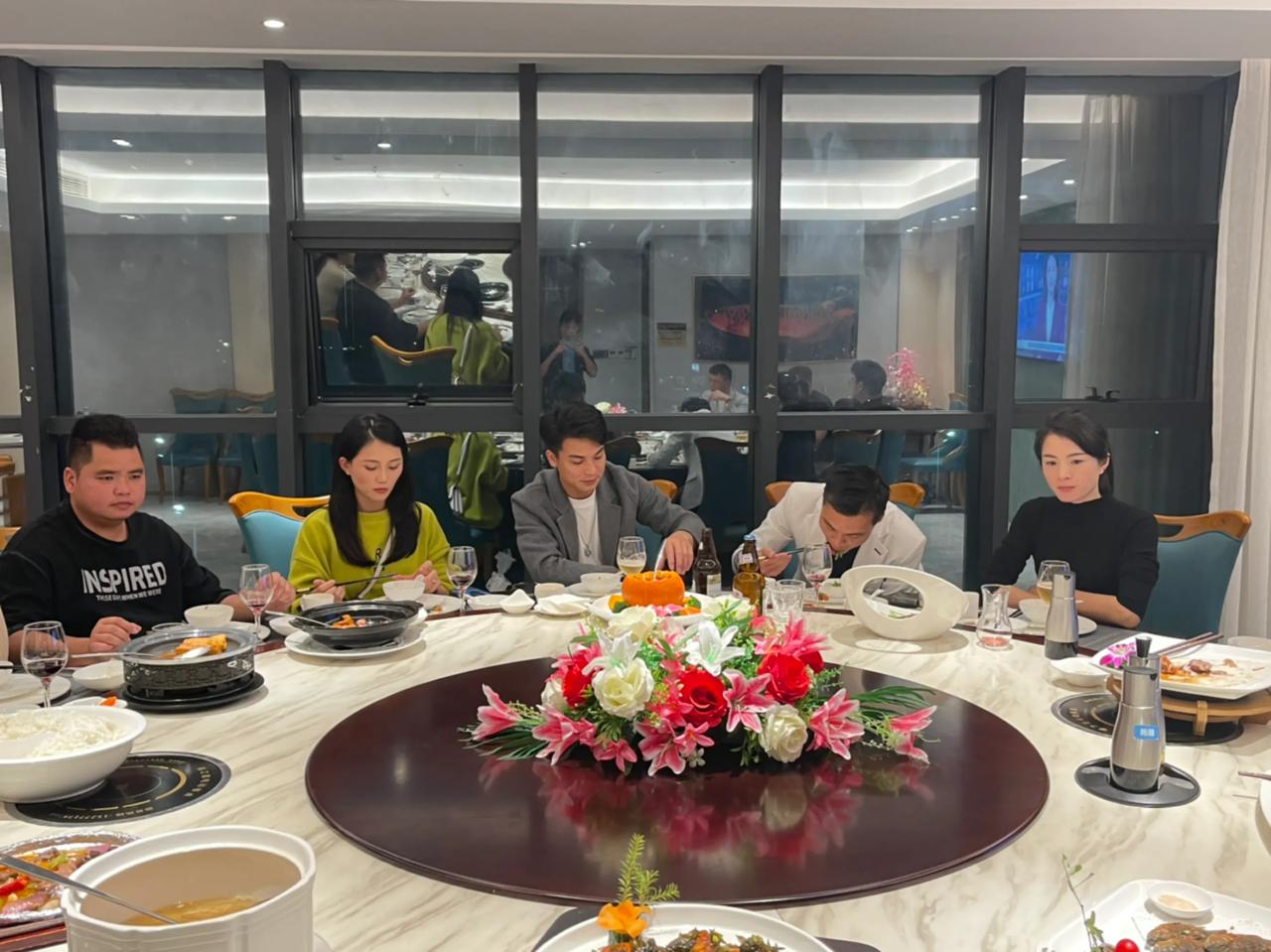 今晚九点与大家相约黑雄直播间，祝他生日快乐，一路长虹