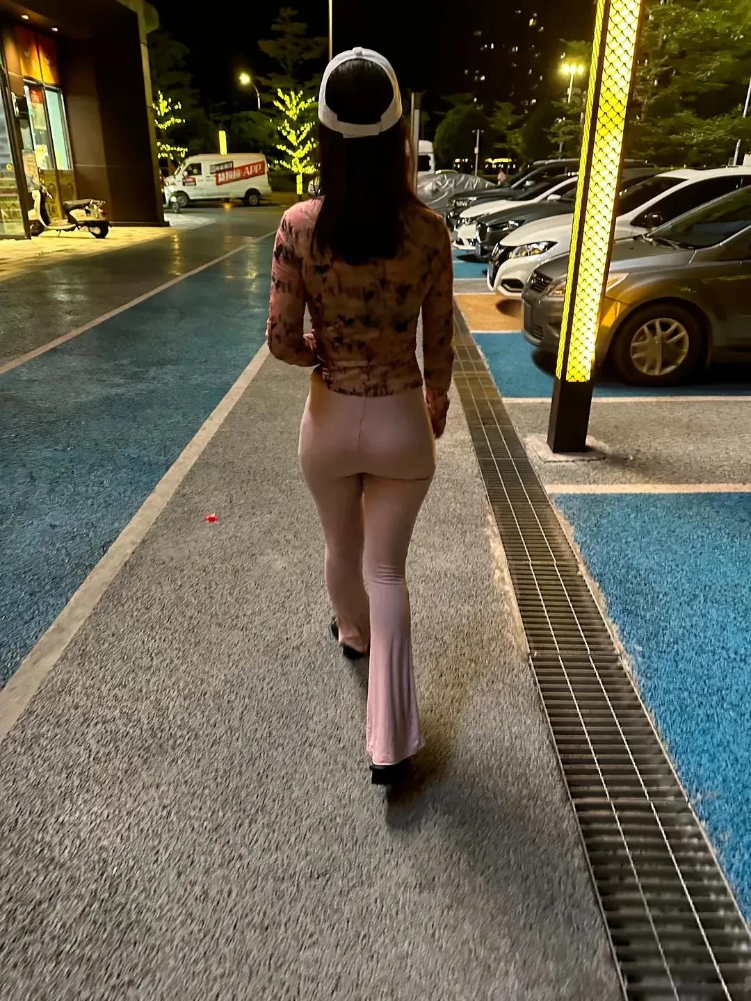 在城市的繁华街角，阳光像是被揉碎的金粉，洒落在每一个角落。这时，一位好身材的美女