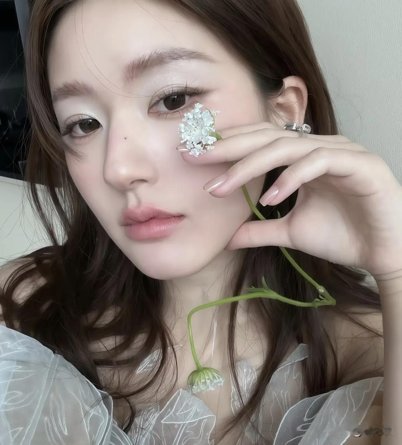 有网友评论赵露思的风格路线，她说；赵露思美是美的，但是少女的那种美。

所以不管