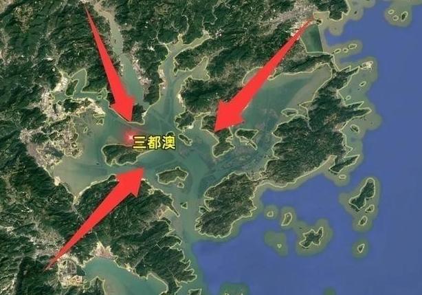 中国发现一个能停靠上百艘航母的深水港，位置太关键了！你敢信吗？在中国东南沿海的福