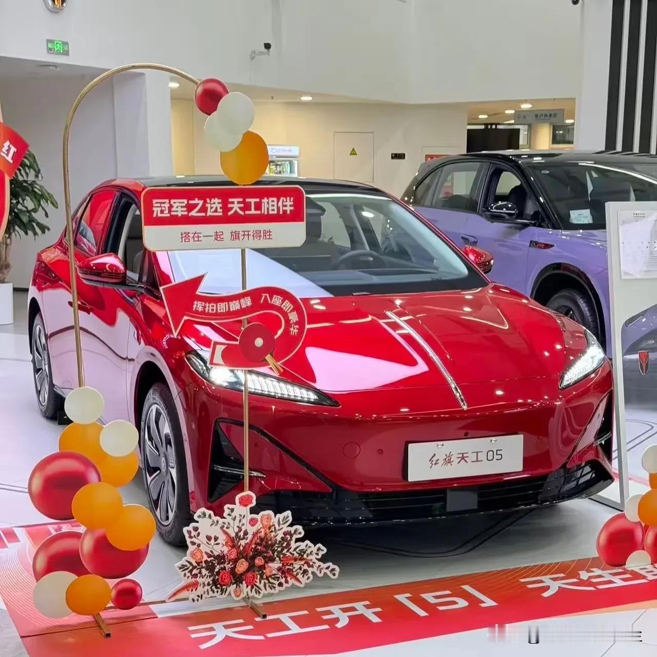 2025年，这个秘密再也藏不住了！

要智能——买问界。

要豪华——买尊界S8