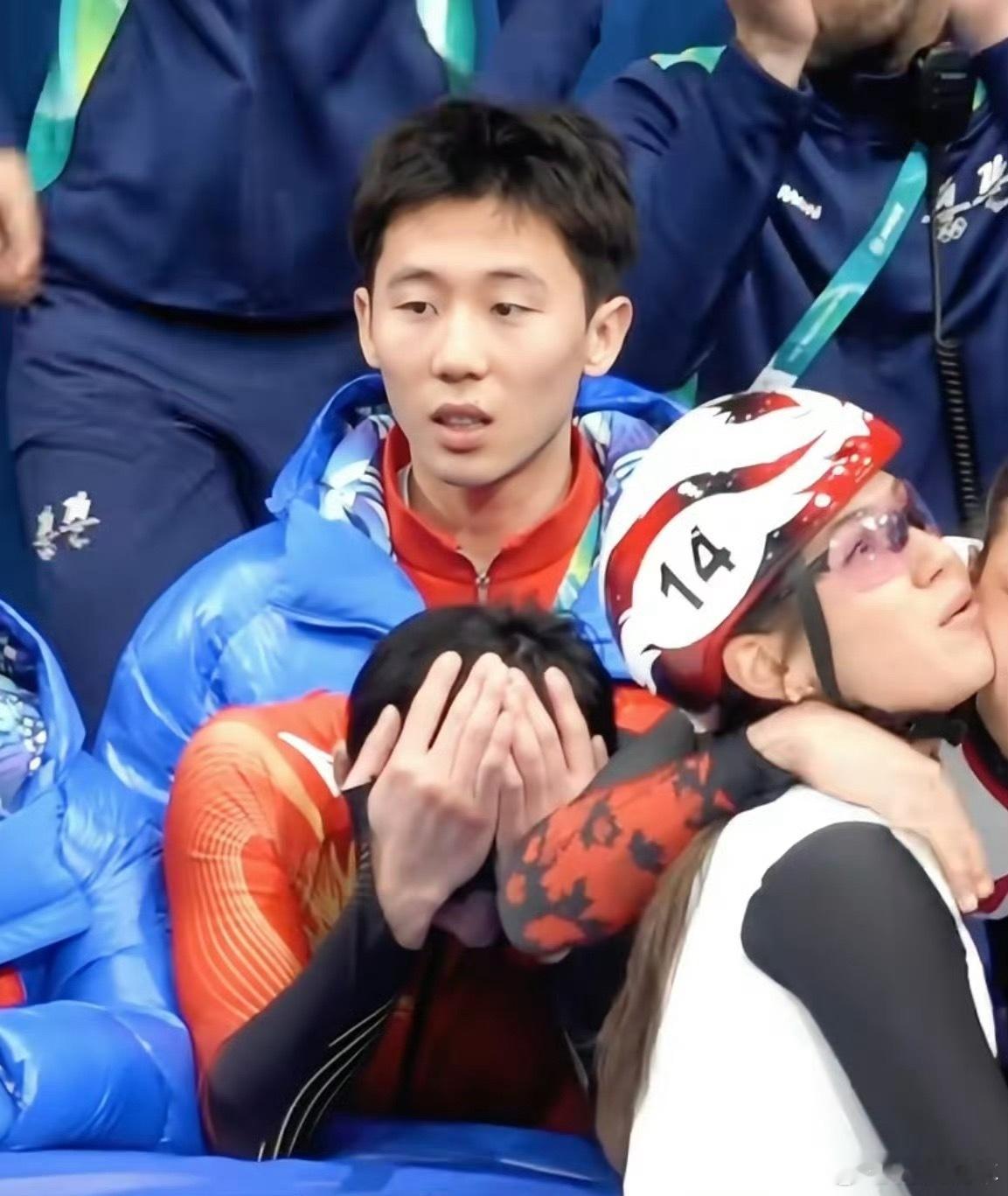 孙龙失误，中国短道混接无缘奖牌，这波确实可惜了。现场王濛快哭了，林孝埈捂脸长时间