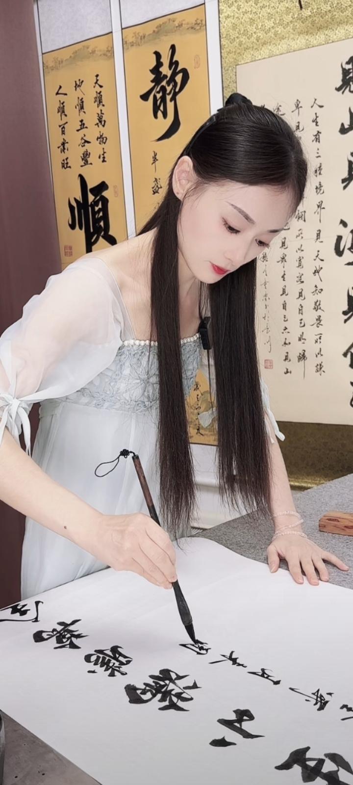岁月浅浅，温柔慢慢，日子温柔又安然。我们都在平凡的生活里努力发光，努力自愈，努力