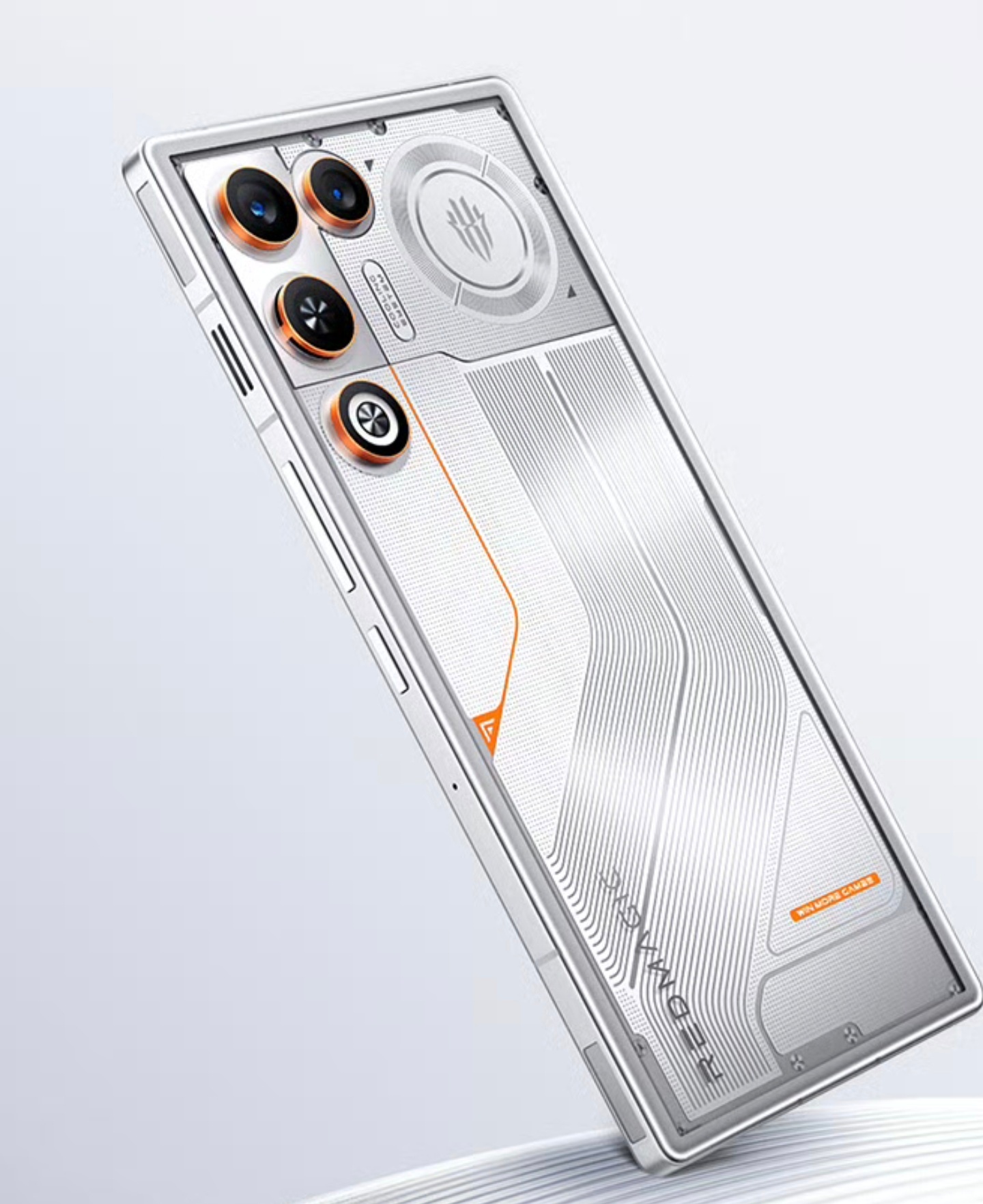 红魔11 Air的极光银，明天上市。Ber，好看的配色，为啥老藏着掖着后出？