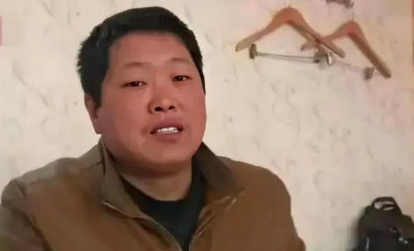 河南郸城的退伍军人仵瑞华在街头修了二十多年水电，47岁那年去镇政府溜达，竟在公告