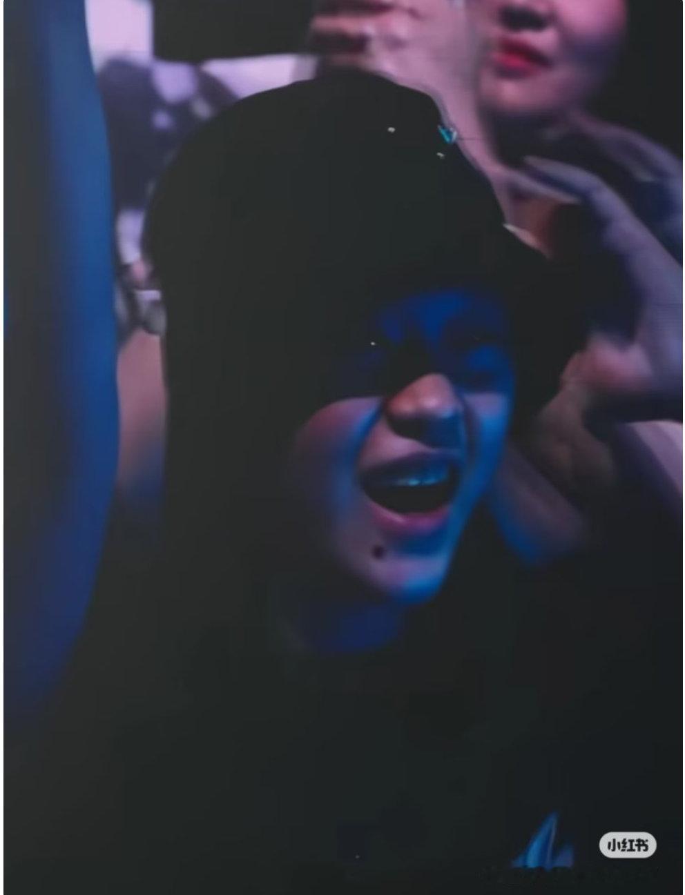 双向奔赴，全红婵现身黄子韬演唱会，坐第一排，追星圆梦，状态喜iY 