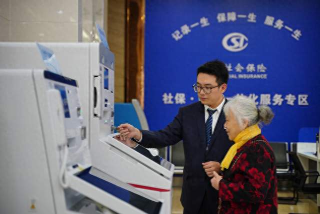 饭都快吃不起，还劝交社保？底层真相，被全网刻意隐瞒