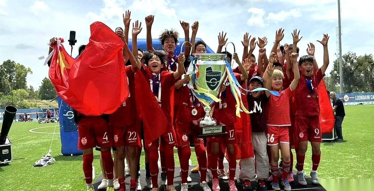 6月2日，意大利。决赛，点球大战。所有镜头都对准一个12岁的中国孩子。他要罚的是
