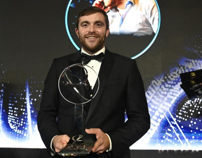 名记罗马诺在社交媒体发文，为球迷们送上圣诞祝福。罗马诺写道：“致大家，圣诞快乐，