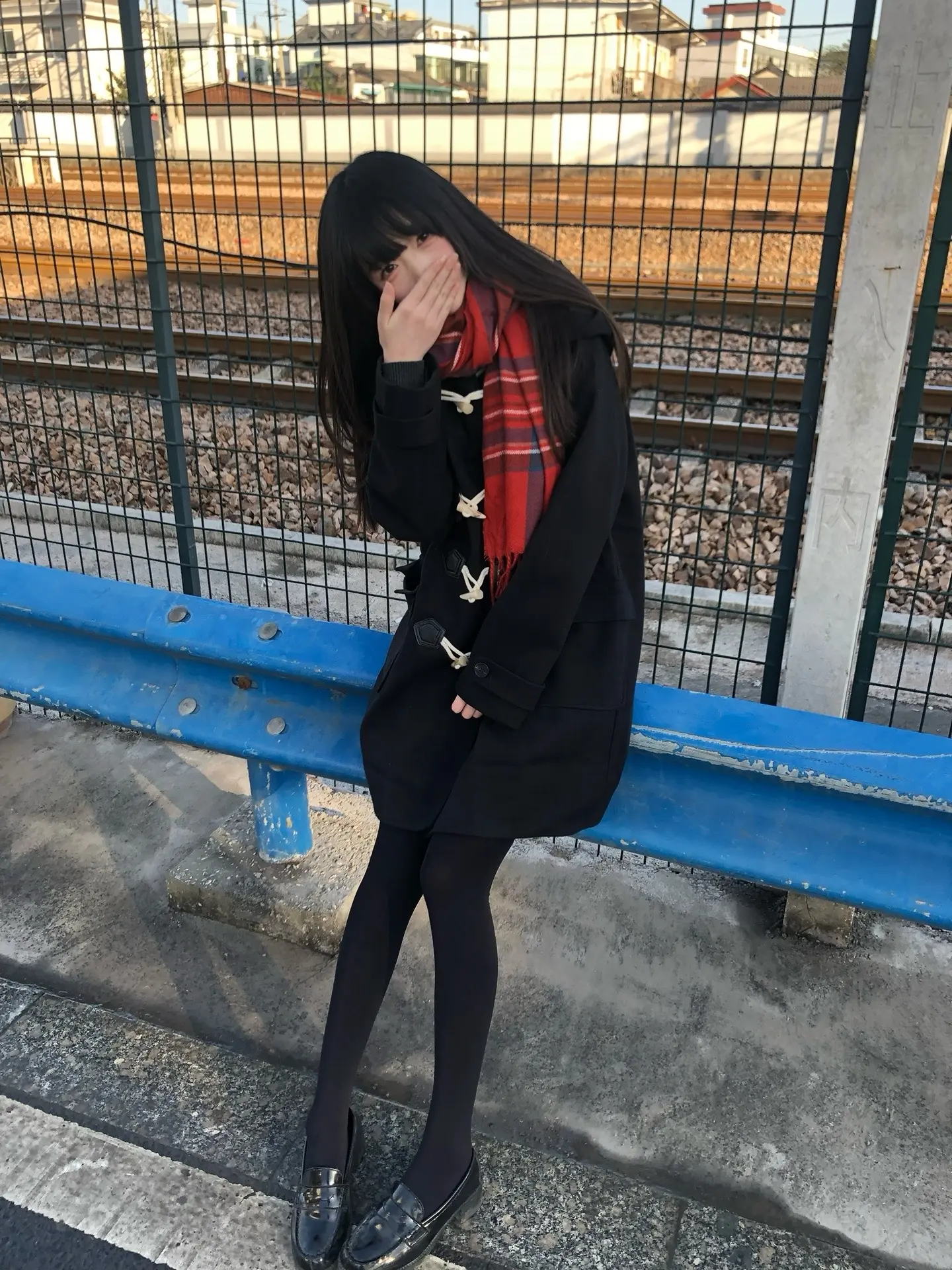 抚摸你身体上的淤青 你的泪仿佛滴在了我心里