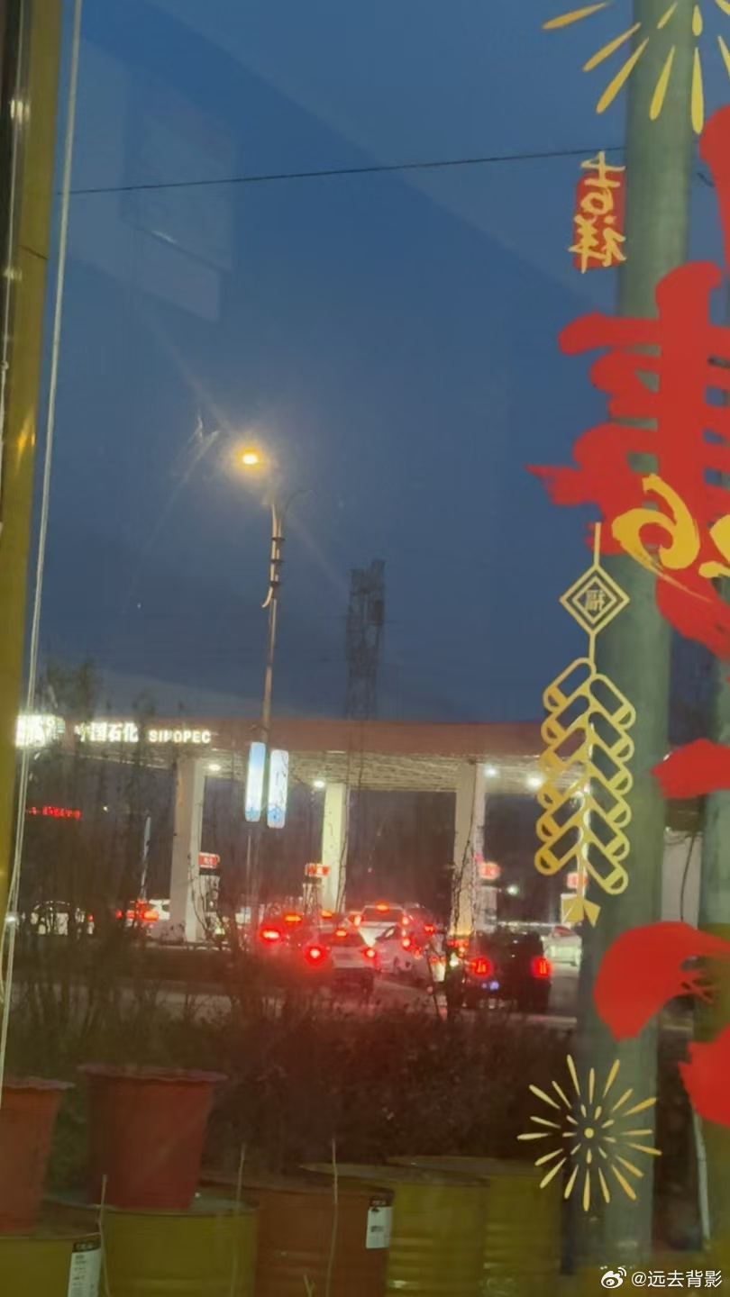 国内油价将迎5连涨今晚，俺走了几个加油站，都排了好长的队，算了，回家不加了！中国