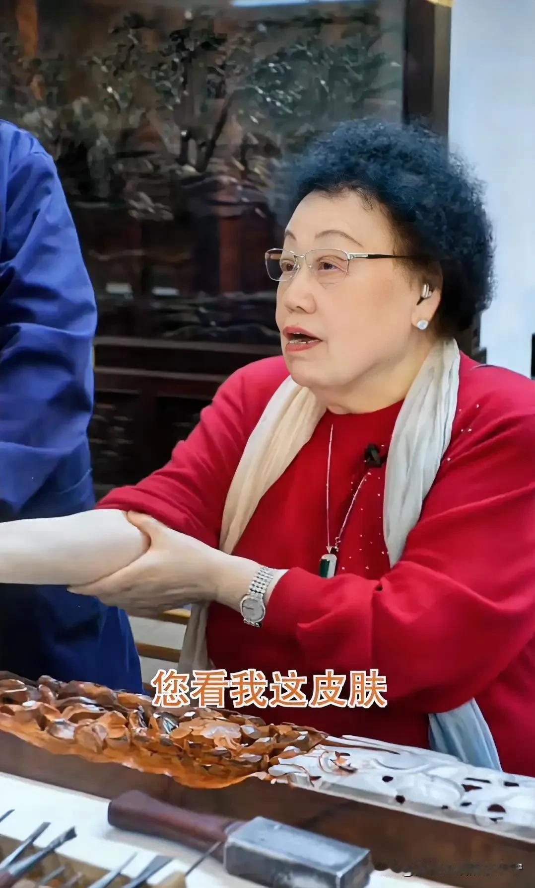 唐僧的夫人陈丽华女士，每每谈到紫檀的时候，都是口若悬河，滔滔不绝！
   陈丽华