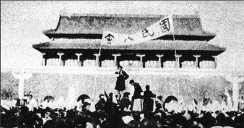 1969 年末，中央打算拆掉天安门广场 重新建设，然而在施工的时候，工人们在旧天