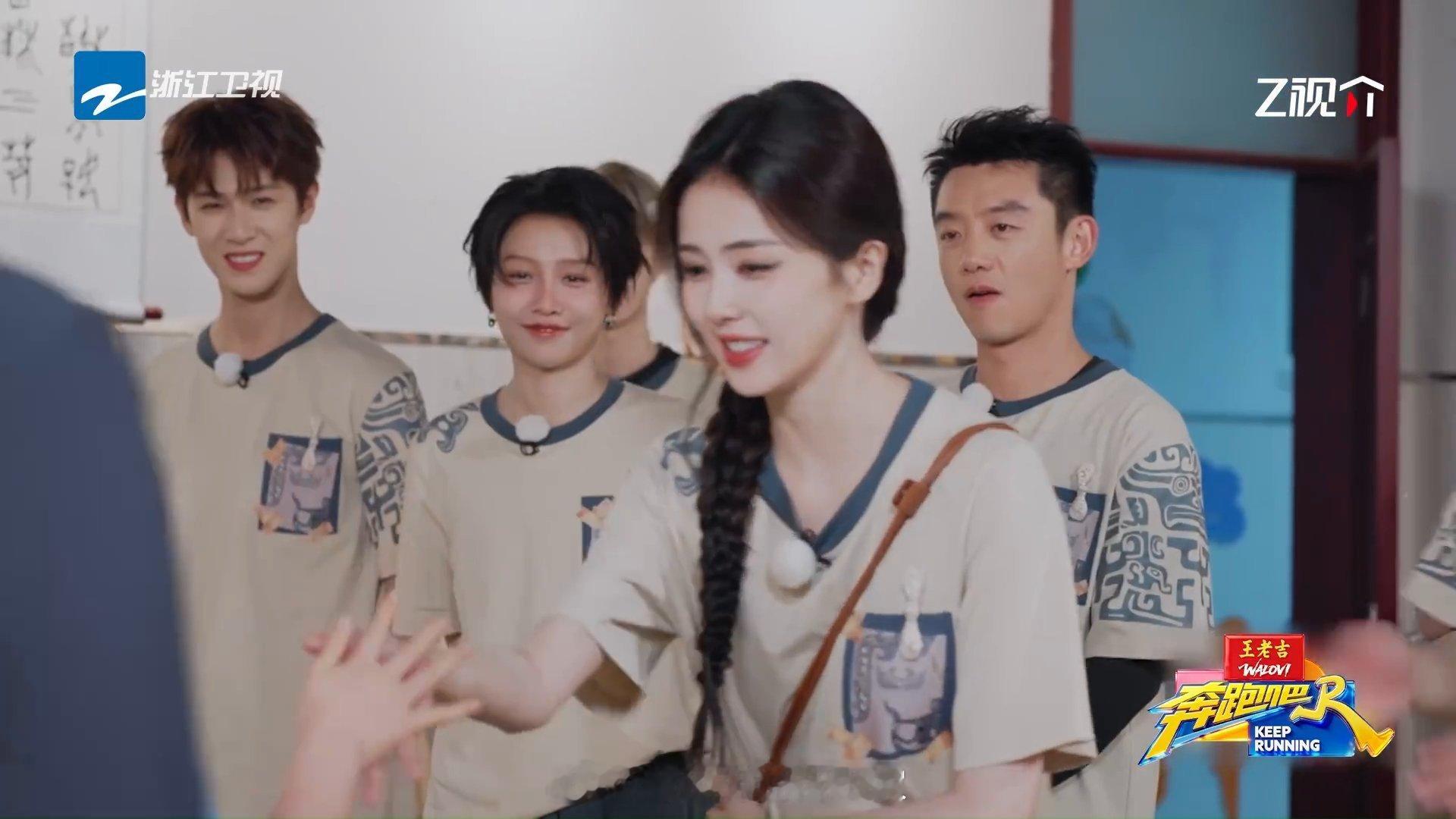 白鹿遇到喜欢自己三年的小朋友白鹿和小粉丝击掌 看小朋友和白鹿击掌那下，她喜欢了三