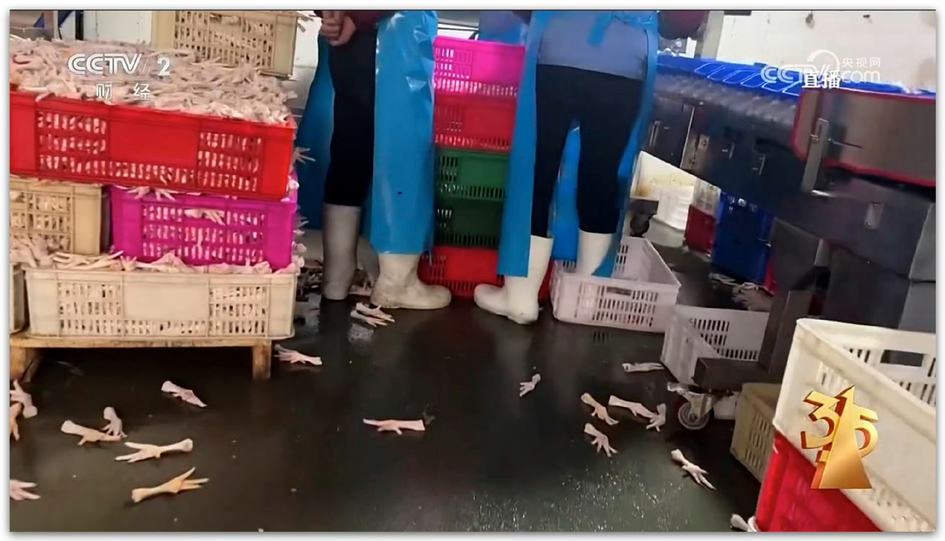 315晚会曝光漂白鸡爪没想到315晚会一上来就曝光的双氧水鸡爪，尤其是夜市小吃摊