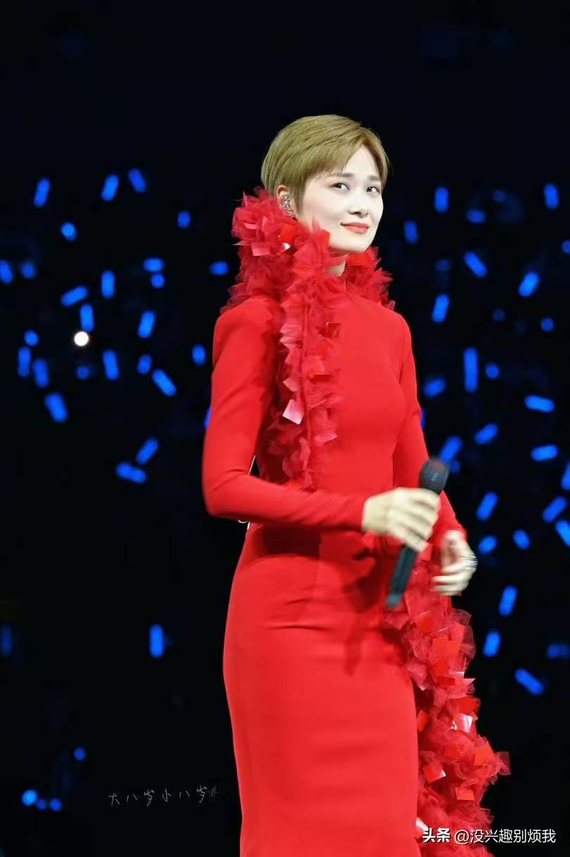 李宇春红色露背裙，这露背设计，是准备起飞的翅膀吗？