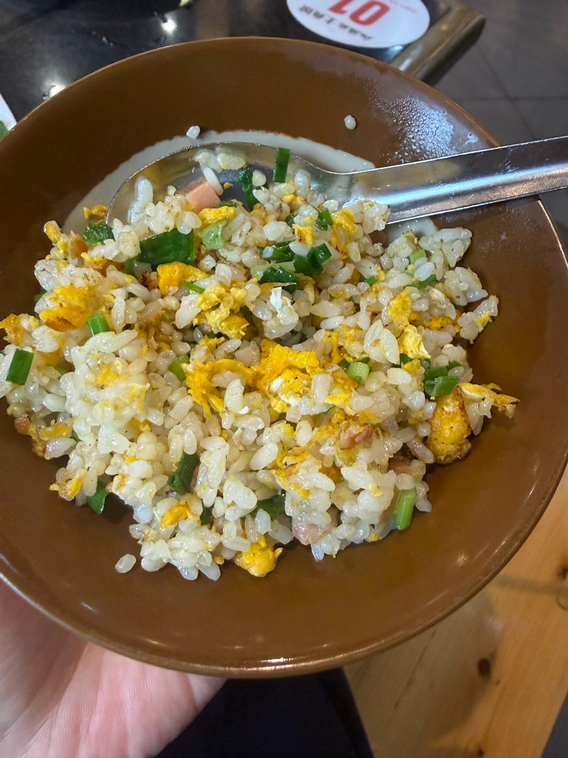 我无法解释朋友们，你要问我重庆必吃美食，我得提名蛋炒饭。在此地吃过的所有蛋炒饭，