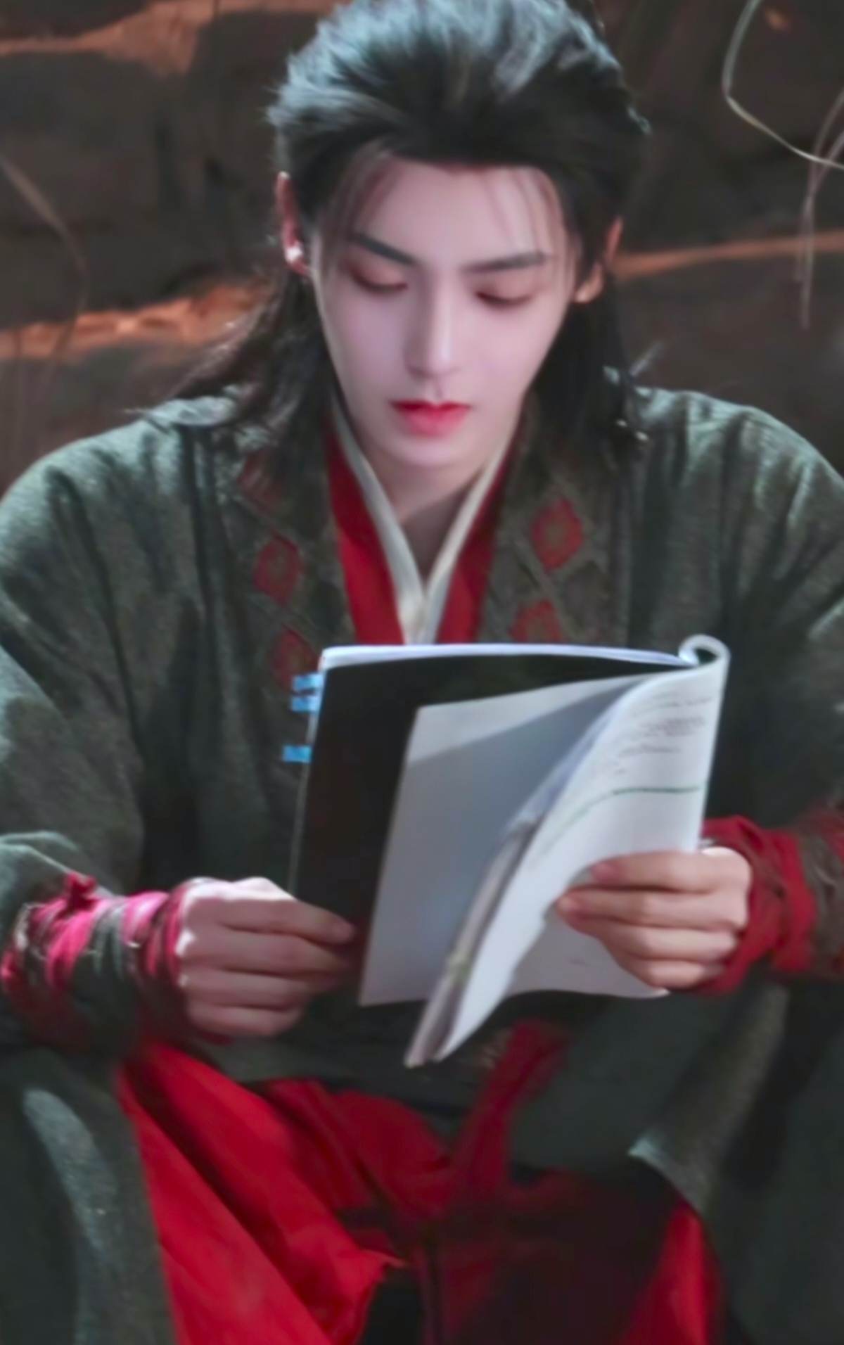 我觉得最让人不舒服的地方，在于侯明昊粉丝之前为了抵制《攻玉》的大阵仗！他们刚聚齐