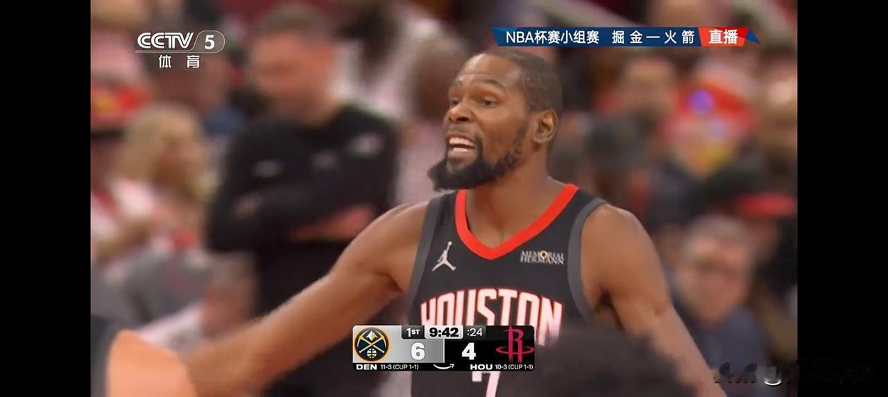 火箭首节被掘金限制仅得12分！火箭开场就祭出五大阵容，看来掘金是有备而来，导致五