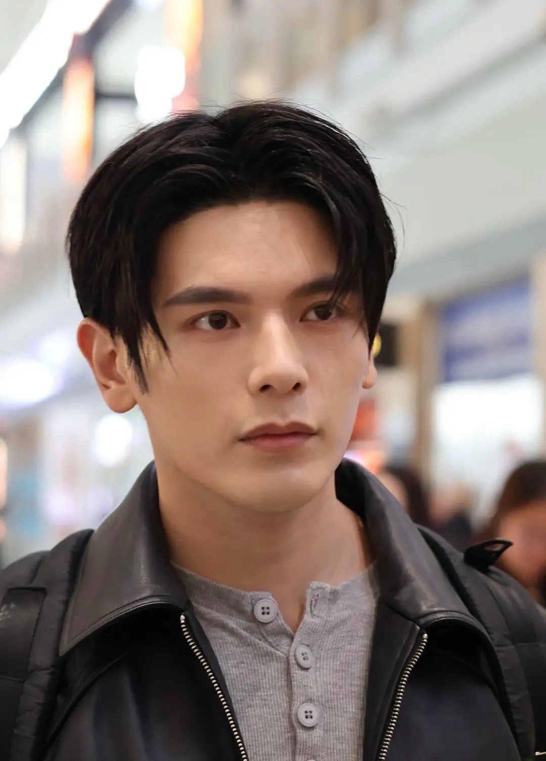 姚弛五官是很精致，就是脖子短不显身高，看不出有185 ​​​