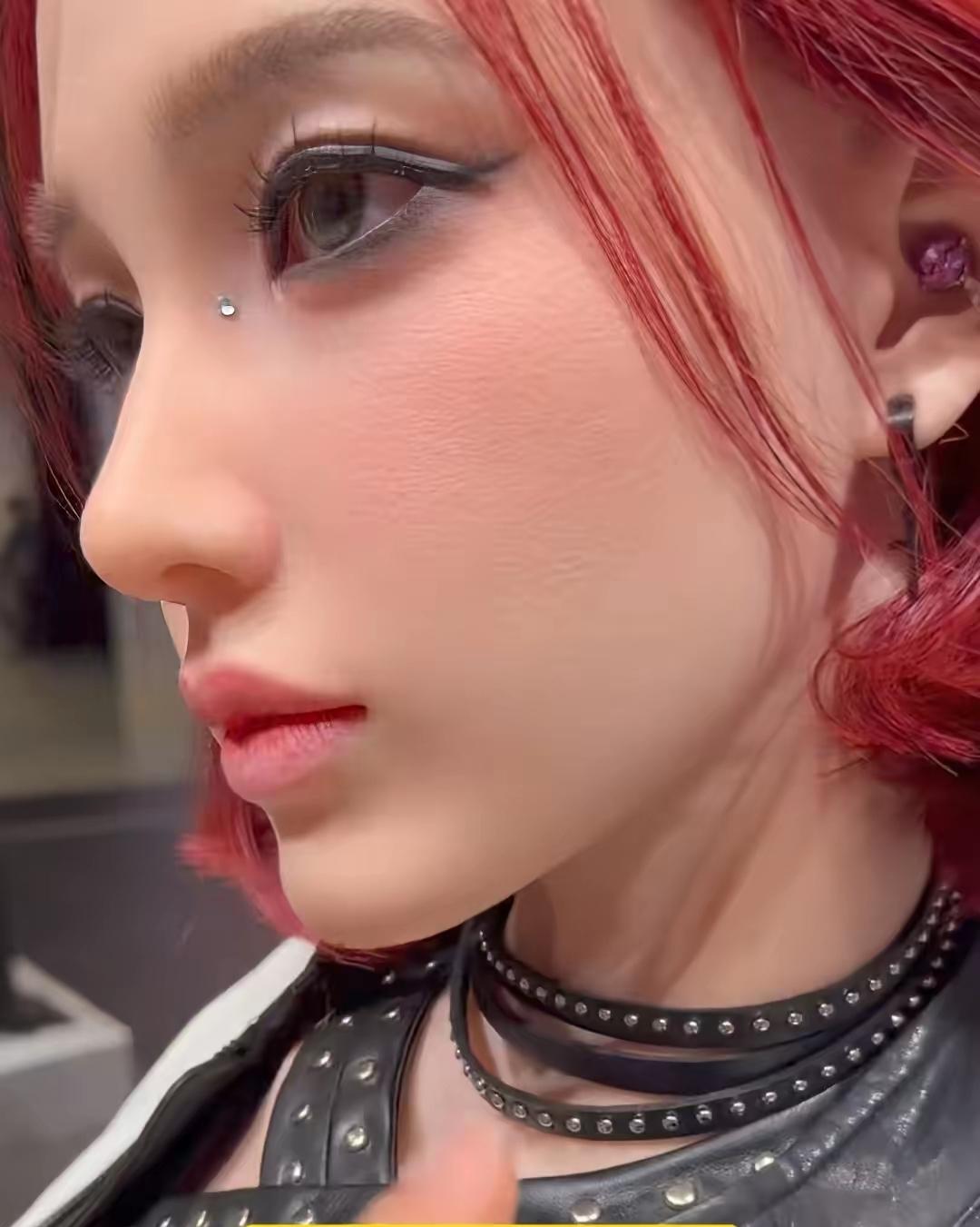 一开始片方更倾向于顶流女演员，要求保留精致偶像外形。很多女顶流不愿意剪发、素颜吃
