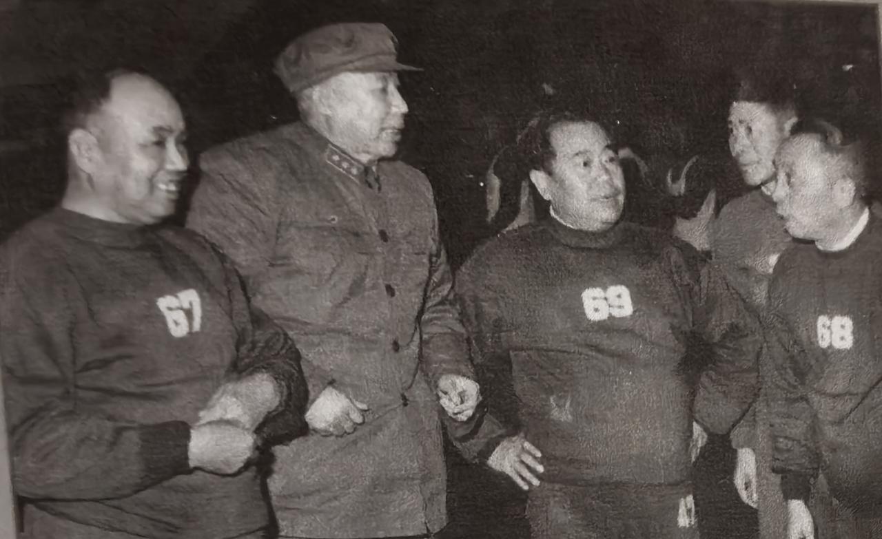 1964年1月13日晚，南京军区军人俱乐部举行将军与农民对阵篮球赛。王平将军任将