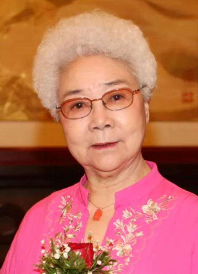 女演员，田华，老公肝癌，小儿子肺癌，两个儿媳妇乳腺癌，一个儿媳妇车祸去世。一家人