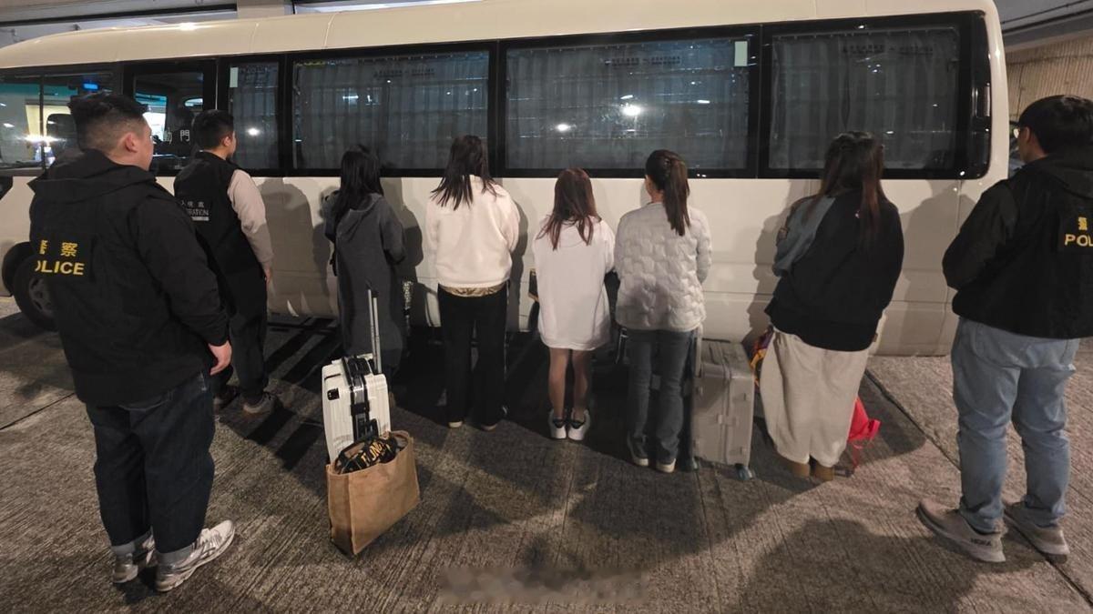 香港扫黄8名女子被捕最大62岁香港警方荃湾警方扫黄，抓获8名内地女子，年龄在34
