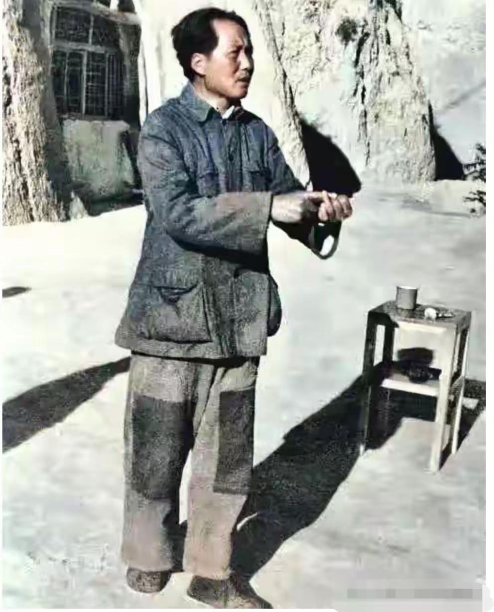 一张旧照看哭无数人：衣衫满是补丁，心中装下万里山河
 
翻看留存的老照片，不少人