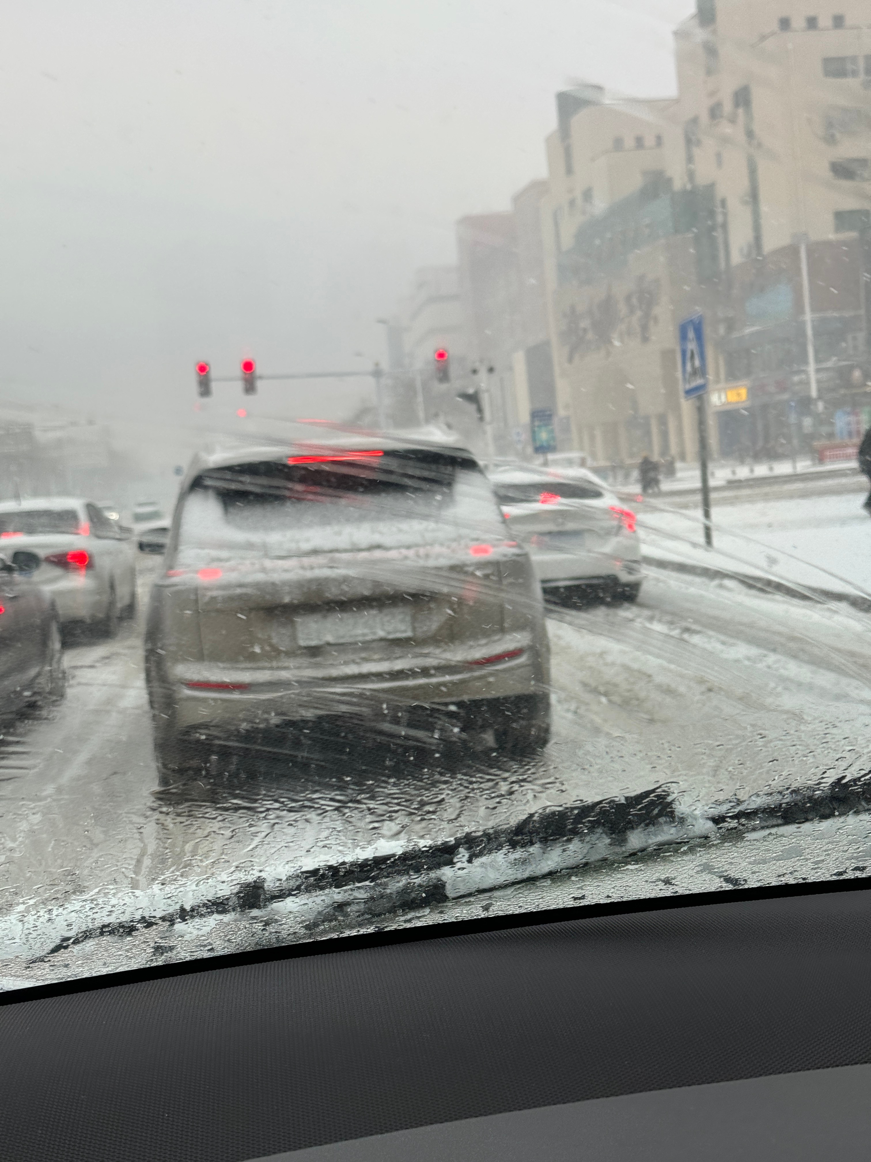 #河北人工增雪# 河北这边下的雪确实不小，刚开车在路上，前面这个大哥，知道车牌被