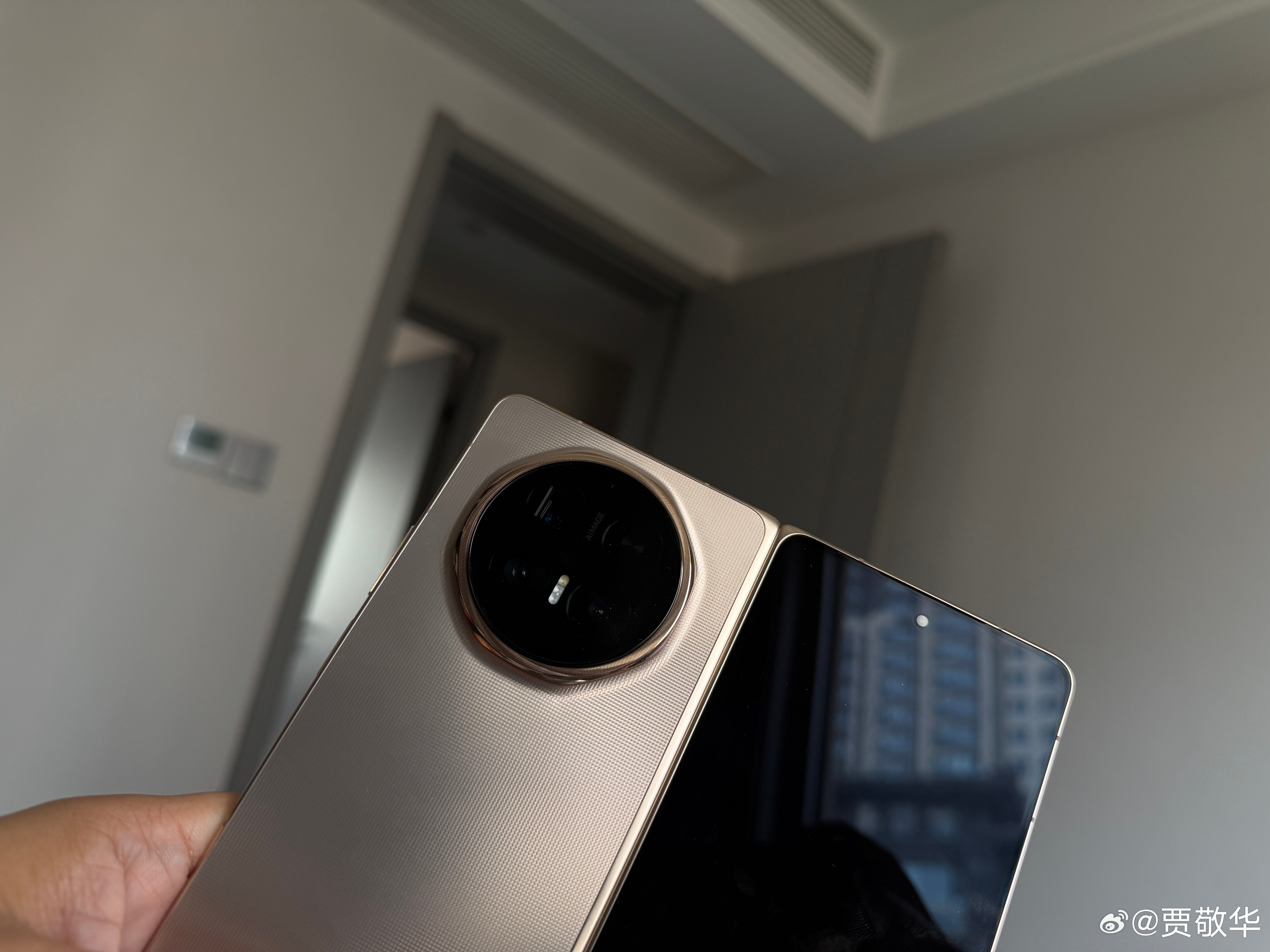 刚搞了一台新手机，大折叠屏，这个配色怎么样？刚更新了系统，手机没电了，先充会电再