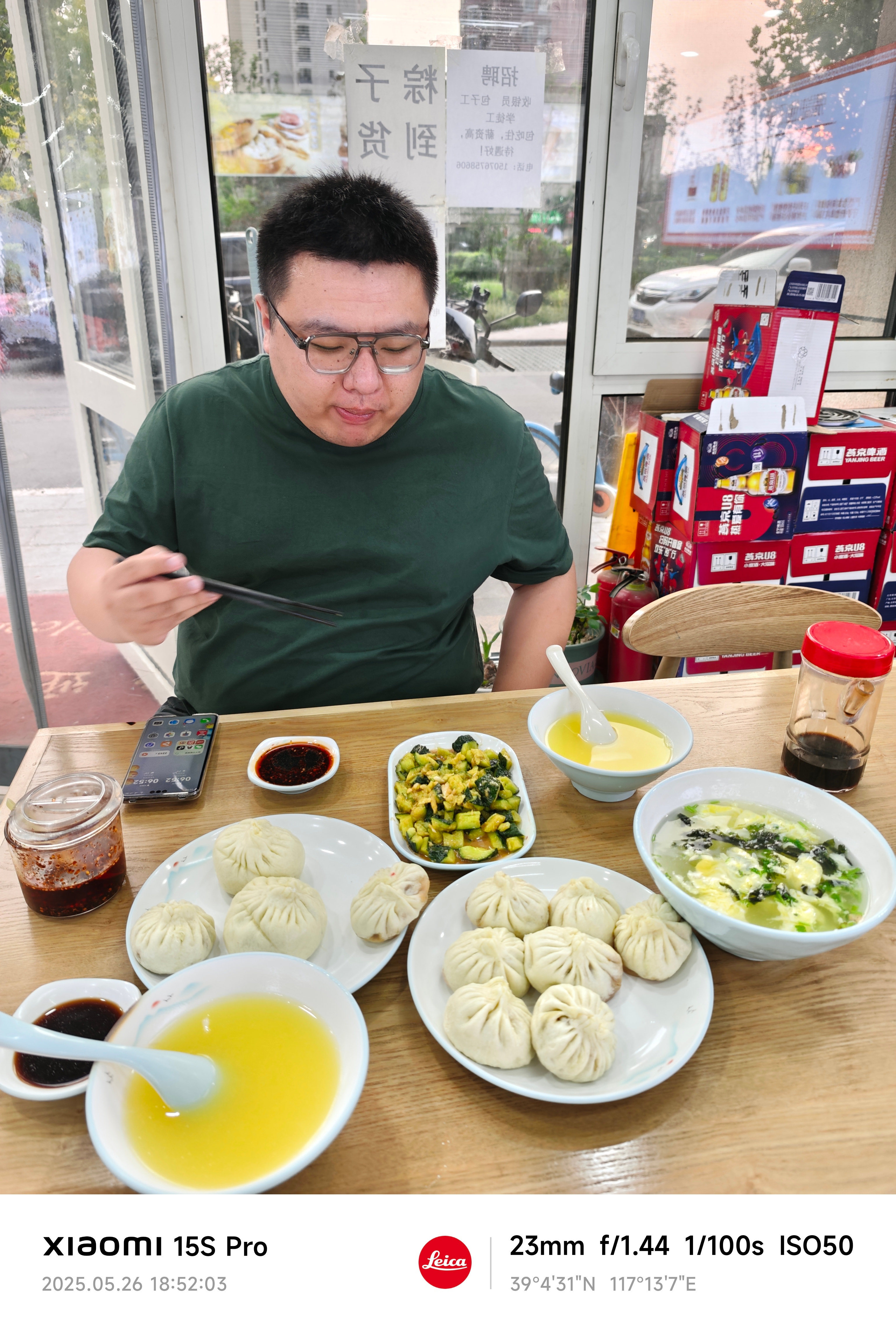 今天和我一起回天津，我请他吃天津张记包子，他说味道很不错，吃完开车带他逛逛意大利