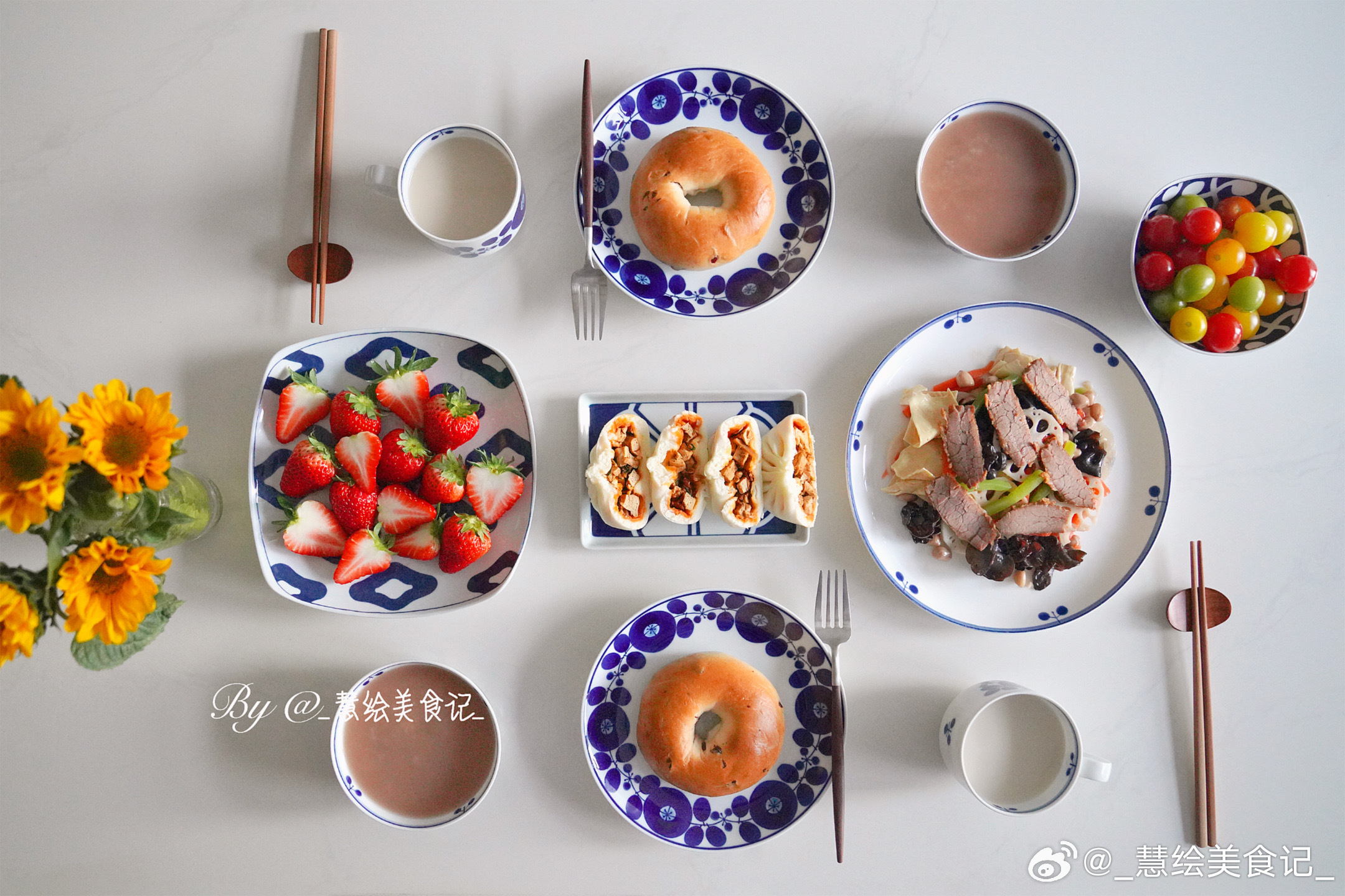 周二早午餐~牛肉蔬菜沙拉、豆腐包子、杂粮粥、蔓越莓贝果、燕麦奶、小番茄、草莓🍓