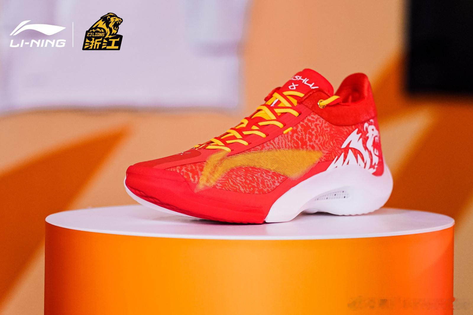 李宁篮球与广厦俱乐部达成战略合作发布会现场展出了为广厦总冠军精心打造驭帅20纪念