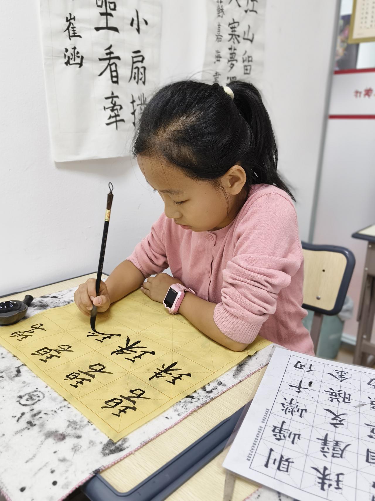 今天书法学习以王字旁（斜玉旁）为主题展开：

第一，在笔法书写上，我们今日习得斜