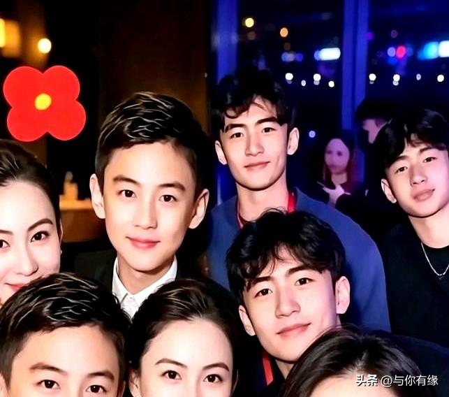 张柏芝三胎小儿子的正脸照一曝光，吃瓜群众全懵了：这浅金卷发深眼窝的混血模样，跟谢