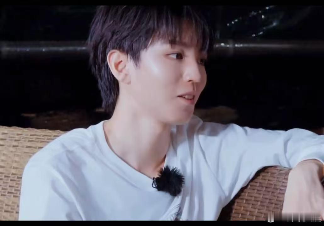 小凯站中间说“我们小分队没丢人”，挨个点数，到雅琪时她本来靠门边，听见“礼品用心