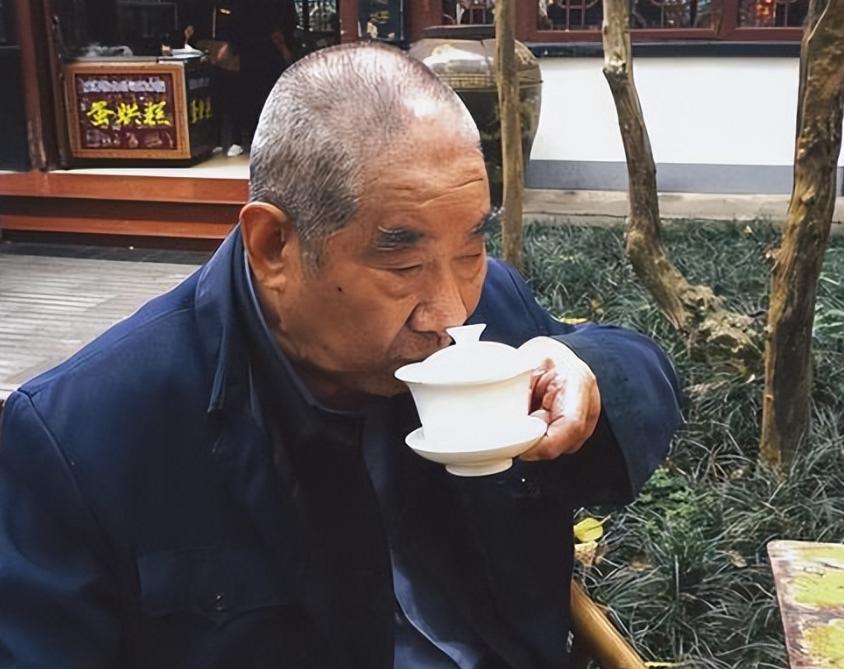 62岁大爷，天天喝茶，过了一年后，检查身体3个巨大变化

"你知道吗，这茶真是个