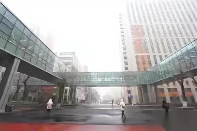 东北零下二十度的暴雪天

哈工大学生却在穿单衣

因为他们有条“空中暖廊”！
