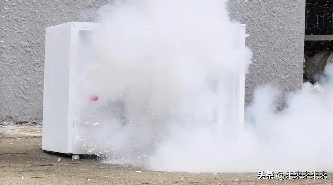 3月24日凌晨，浙江兰溪纪女士家中，一声巨响劈开了深夜的寂静。家人赶到厨房后发现