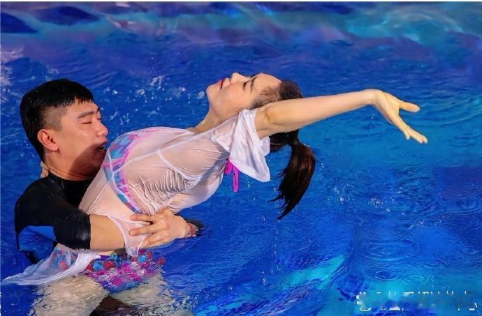 这男的手跟眼真到位啊，左小青这是上哪个节目？ ​ ​​​