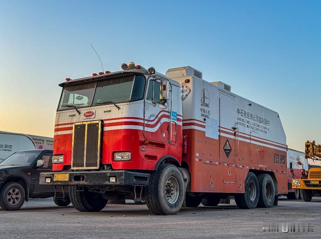 曾经，美国确实十分强大。我国早期的石油勘探车，引进的便是美国的彼得比尔特特种车辆