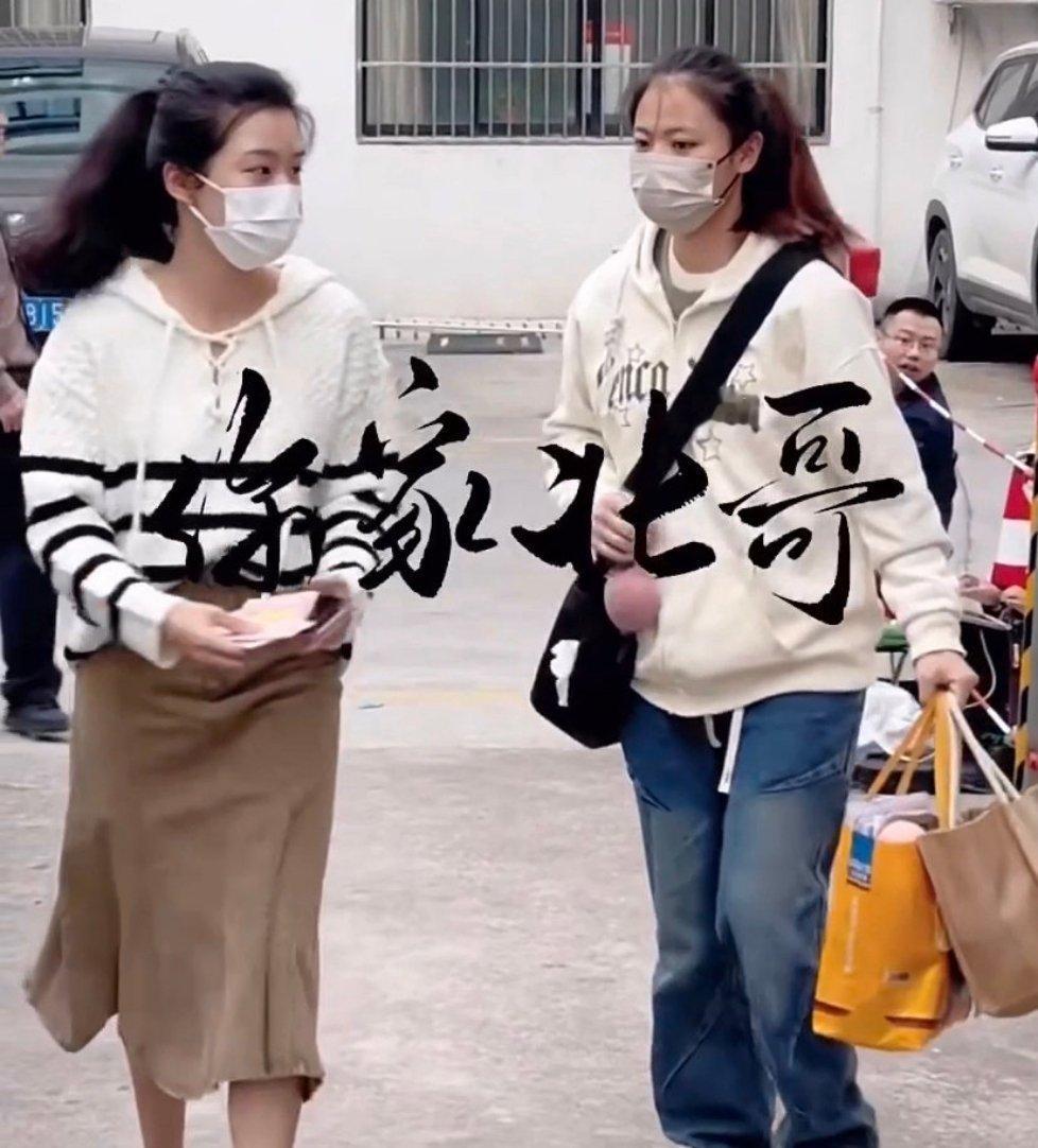 卢昱晓怎么又恢复土里土气的感觉了？ ​​​