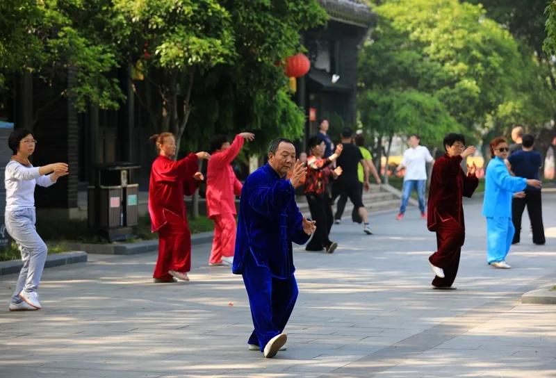 七律   晨练   新韵
晨钟催醒梦中人，拂面清风振奋神。
含露花儿滋叶肺，鸟鸣
